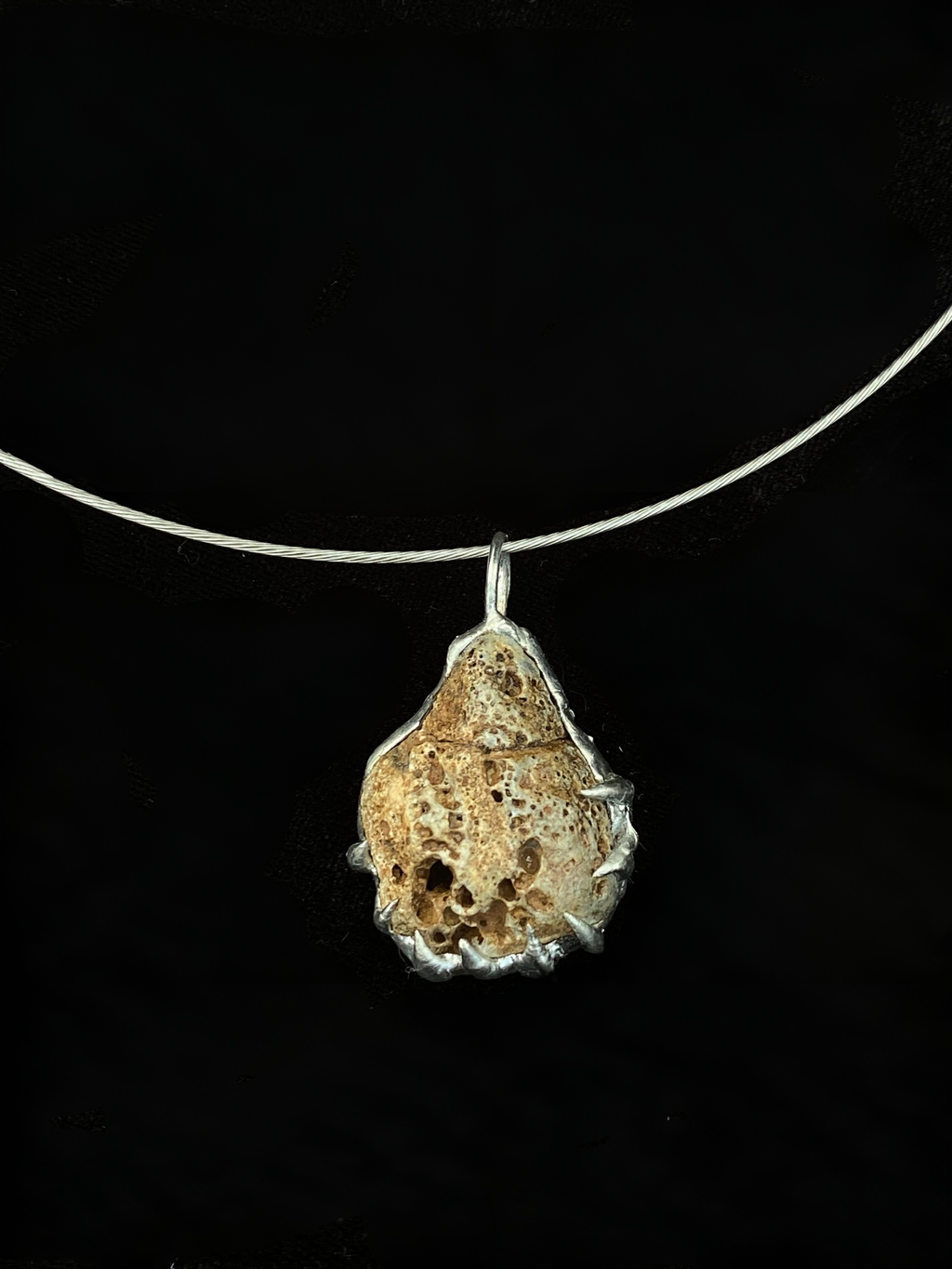 Stone claw choker