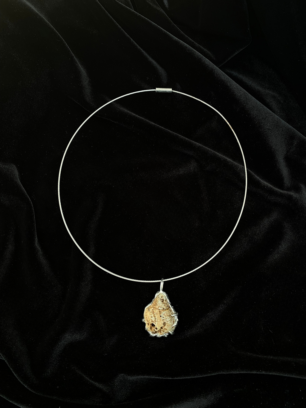 Stone claw choker